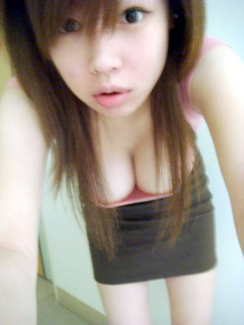 Toket lembut mulus cewek imut remaja SMA pake tanktop tampak payudara yang besar